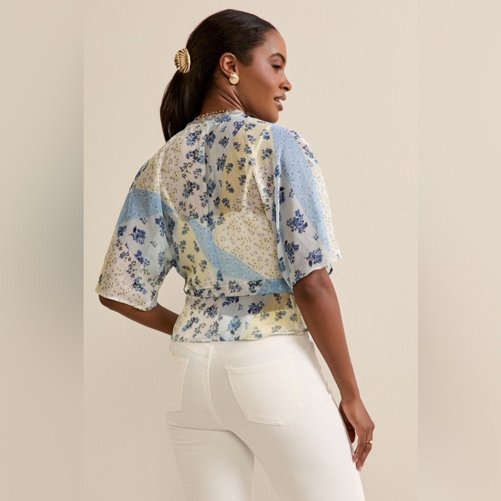 *NWT* Francesca’s Blue and Yellow Jill Floral Wrap Blouse Top, Size Medium - Picture 4 of 11
